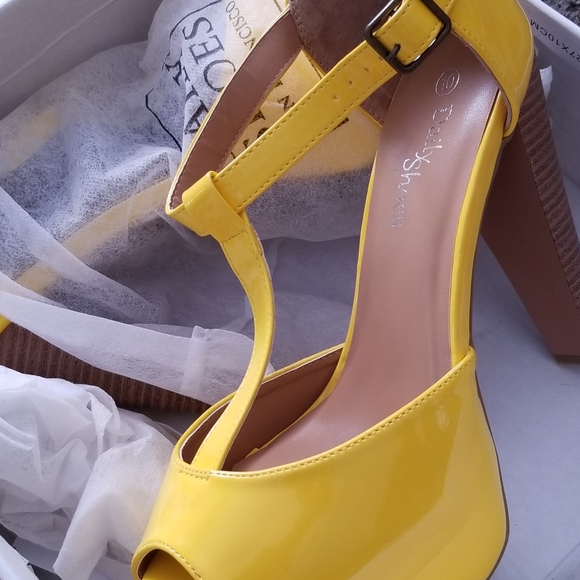 Yellow pep-toe pumps - Picture 5 of 5
